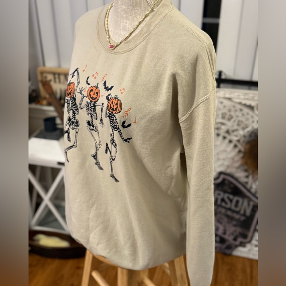 🆕🌿🤎GILDAN: Taupe Dancing Skeleton Pumpkin Head Sweatshirt LARGE - Picture 4 of 8